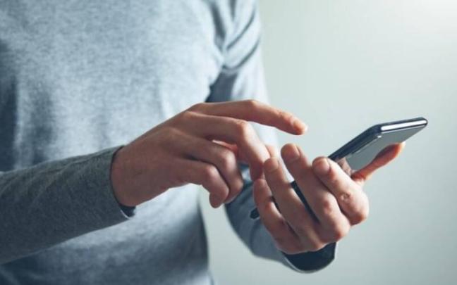 Lo que parece un gesto inofensivo podría estar teniendo consecuencias para la salud que muchos desconocen.