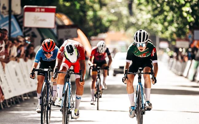 La navarra Paula Ostiz se hace con la victoria por milímetros en el Campeonato de España júnior en Granada / X: @RFECiclismo La navarra Paula Ostiz se hace con la victoria por milímetros en el Campeonato de España júnior en Granada