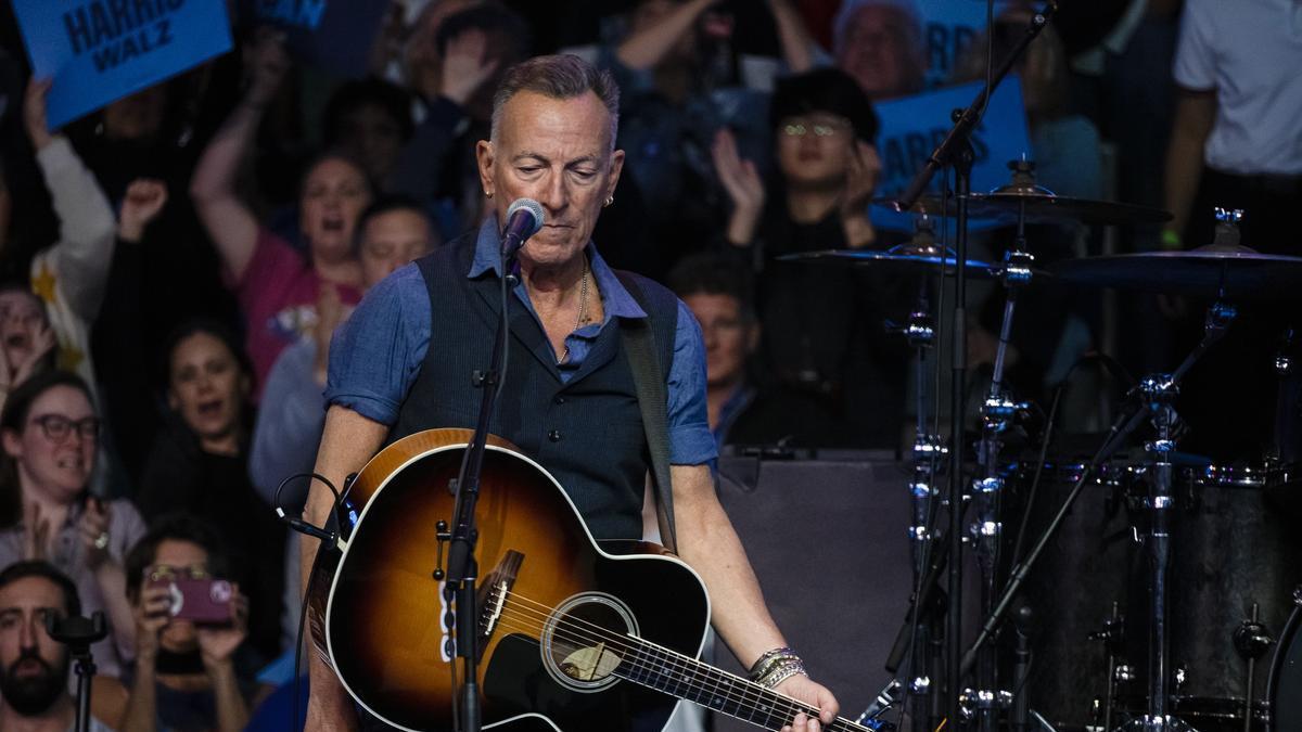 El artista Bruce Springsteen durante su actuación en un acto de Kamala Harris durante la campaña presidencial en Estados Unidos.