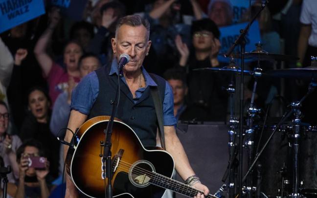 El artista Bruce Springsteen durante su actuación en un acto de Kamala Harris durante la campaña presidencial en Estados Unidos.
