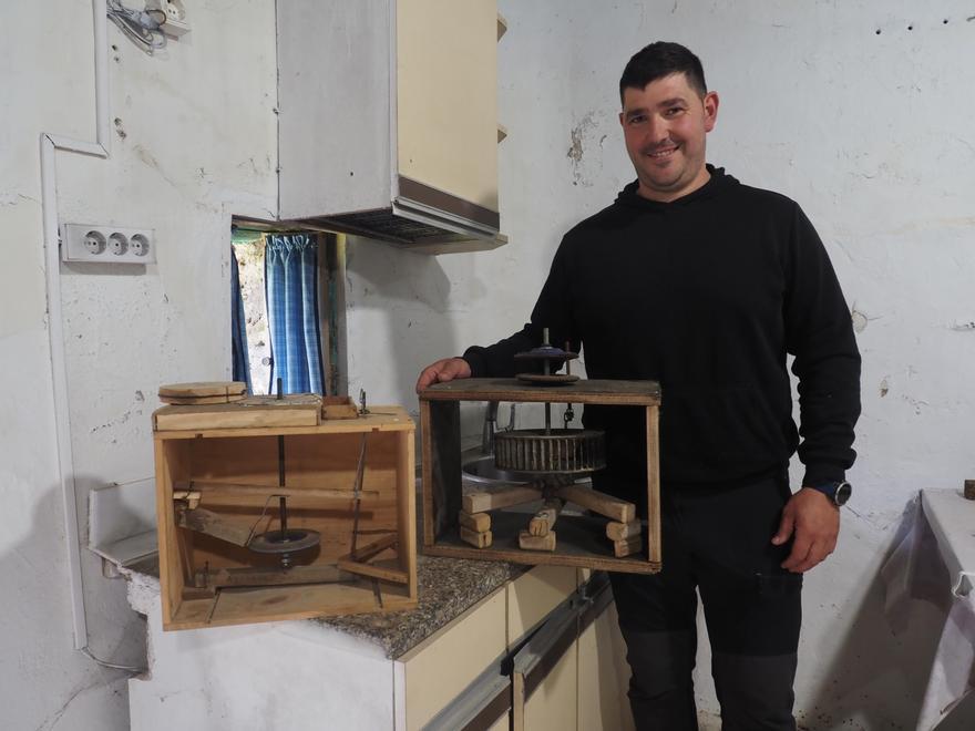 Jon Orbegozo junto a unas maquetas fabricadas por él mismo para explicar el funcionamiento del molino en las visitas guiadas