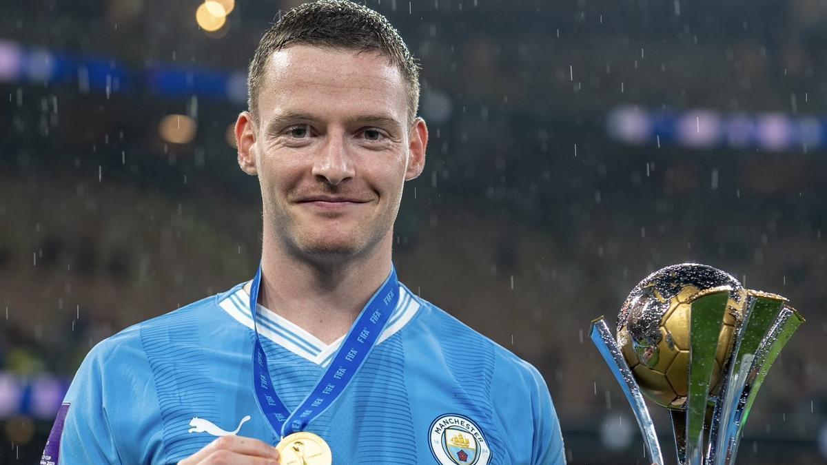 Sergio Gómez con el trofeo de campeón del mundo con el Manchester City. / @SERGIOGM_10