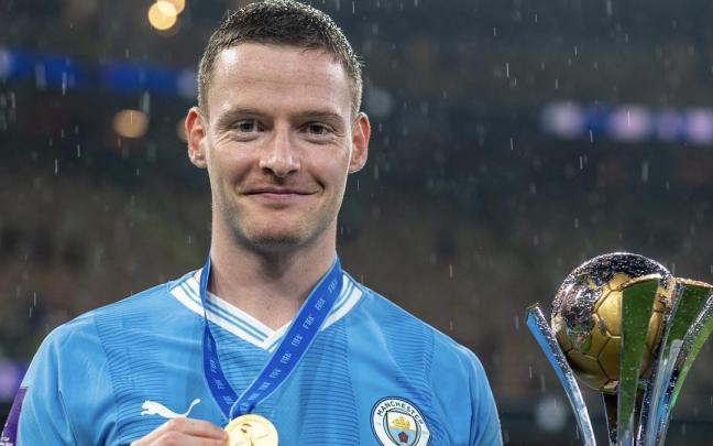 Sergio Gómez con el trofeo de campeón del mundo con el Manchester City. / @SERGIOGM_10