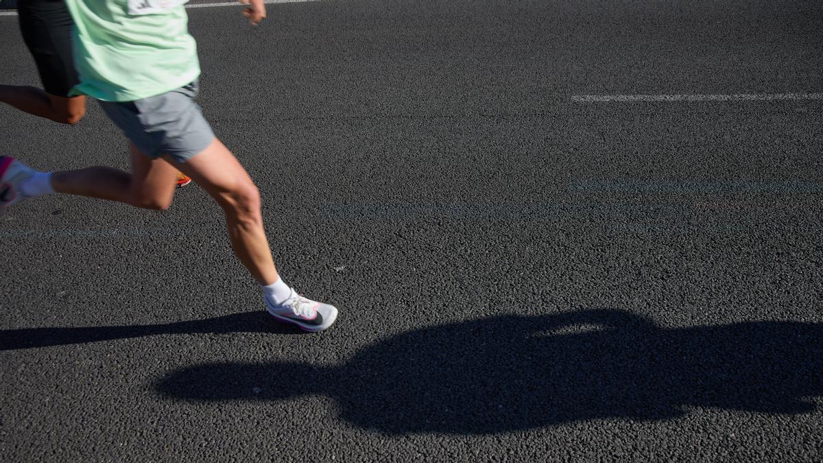 Imagen de archivo de una persona corriendo una maratón.