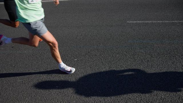 Imagen de archivo de una persona corriendo una maratón.