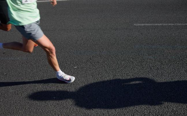 Imagen de archivo de una persona corriendo una maratón.