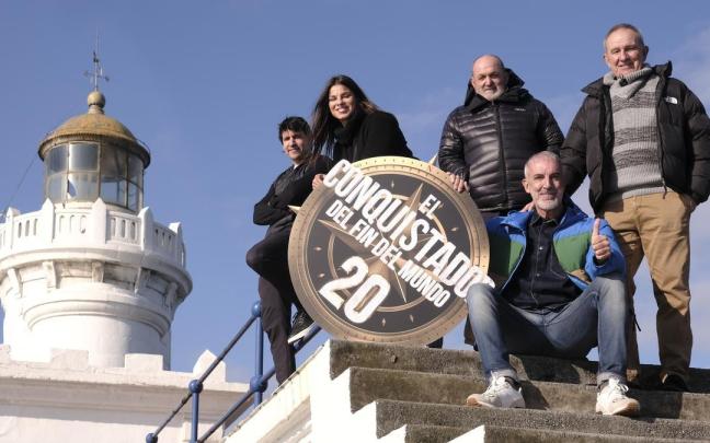 Los presentadores Lur Errekondo y Patxi Alonso junto a Eneko Van Horenbeke, Juanito Oiarzabal y José Luis Korta, que serán los capitanes de la vigésima edición del ‘El Conquistador del Fin del Mundo’.