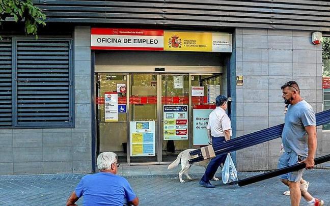 La mejora del mercado laboral en el último año no está alcanzando al sector sénior. | FOTO: E. P.
