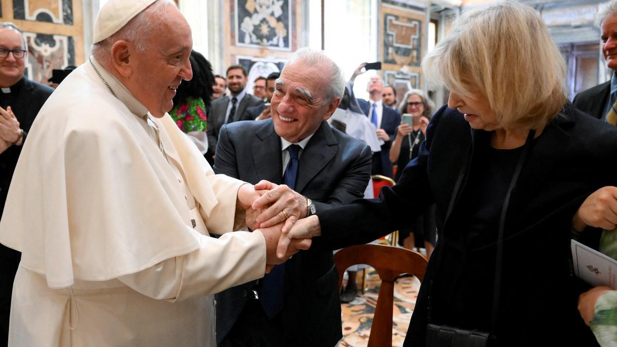 El Papa Francisco saluda a Martin Scorsese y su esposa