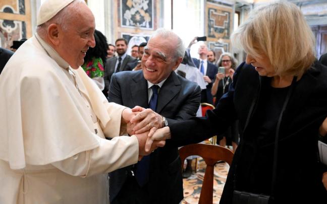 El Papa Francisco saluda a Martin Scorsese y su esposa El Papa Francisco saluda a Martin Scorsese y su esposa