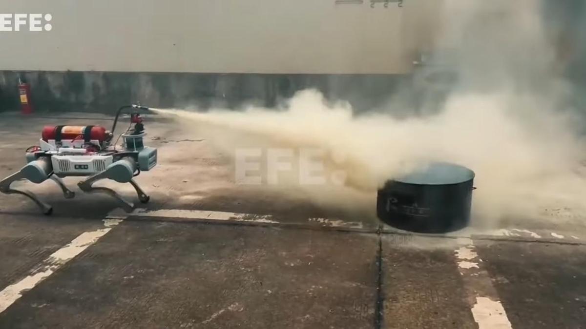 El perro robot chino que extingue incendios.