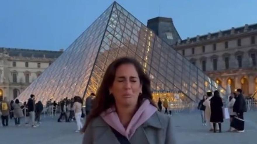 Anabel Pantoja, llorando junto al Louvre.