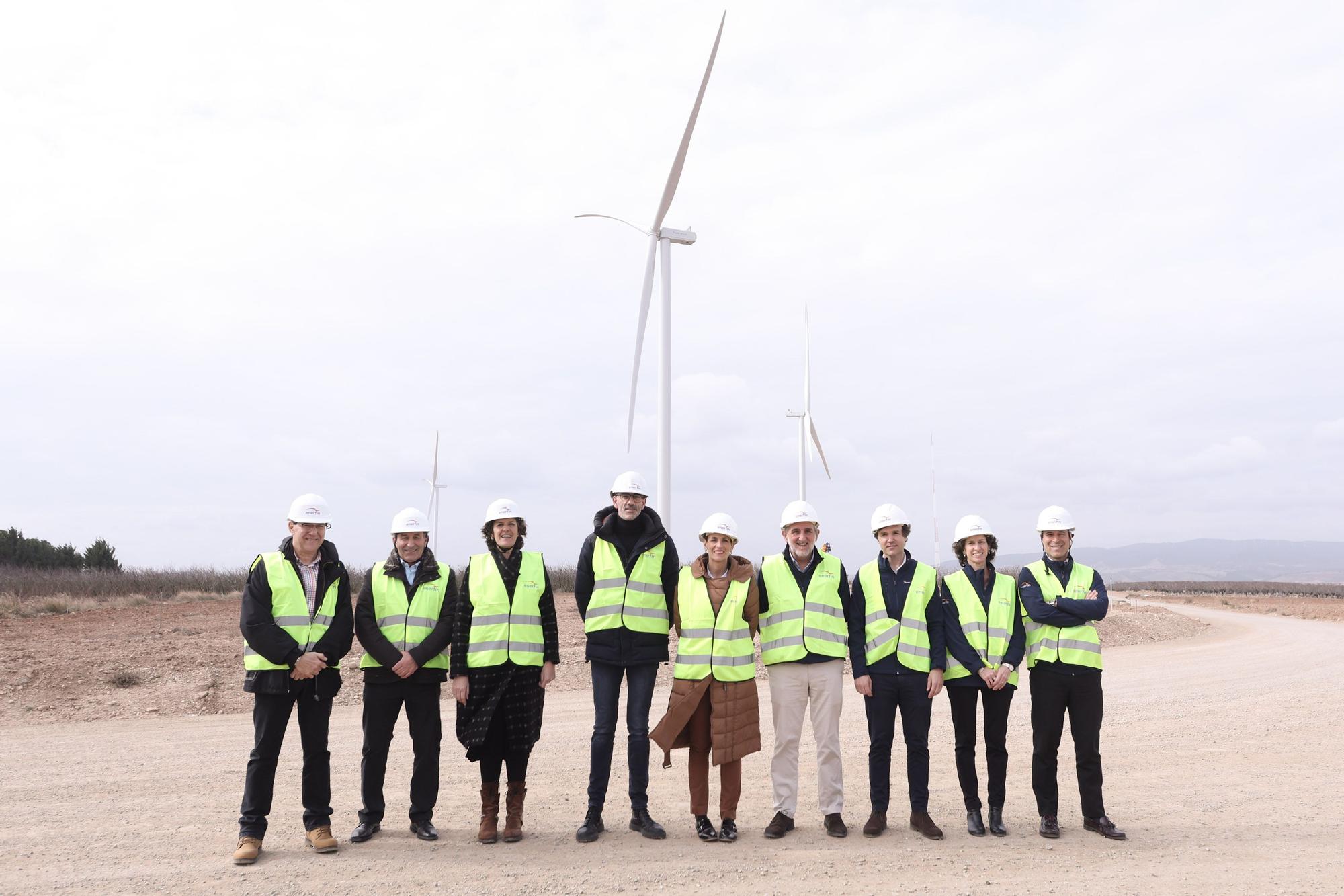 El alcalde de Murchante, Luis Sancho; el alcalde de Fontellas, Andrés Agorreta; la consejera de Desarrollo Rural y Medio Ambiente, Itziar Gómez; el alcalde de Corella, Gorka García; la Presidenta de Navarra, María Chivite; el director general de Enerfín, José Castellanos; el director de Producción, Manuel Vázquez; la responsable de Desarrollo en España, Rocío de la Revilla, y el subdirector de la Dirección Centro de Elecnor, Ricardo Atienza.