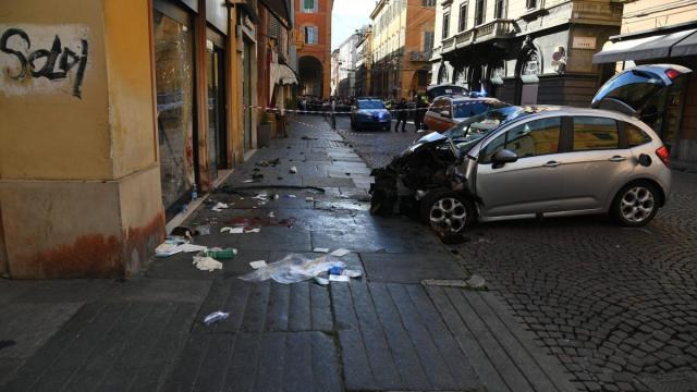 El coche con el que un hombre embiste a una multitud en la ciudad de Módena, en el norte de Italia.
