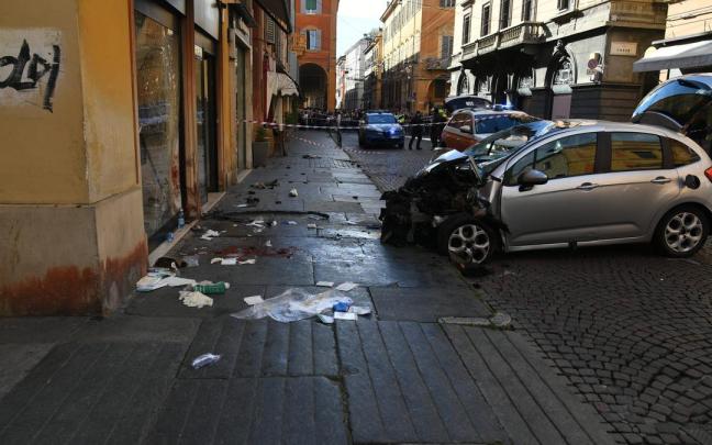 El coche con el que un hombre embiste a una multitud en la ciudad de Módena, en el norte de Italia.