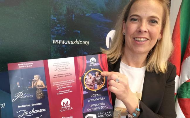 Ainara Leiba posa con el tr&iacute;ptico de la nueva temporada del Marzo Teatral de Muskiz.