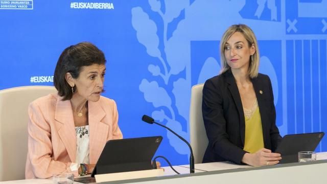 La consejera de Bienestar, Nerea Melgosa, con la portavoz del Gobierno vasco, Maria Ubarretxena