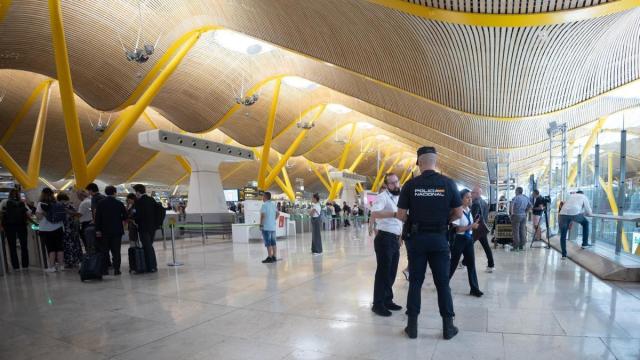 Viajeros en el Aeropuerto Adolfo Suárez Madrid-Barajas.