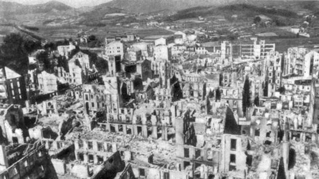 El centro de Gernika quedó totalmente destruido por el bombardeo durante cuatro horas de los aviones alemanes e italianos, con el beneplácito de Franco