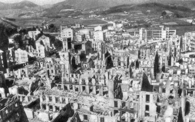 El centro de Gernika quedó totalmente destruido por el bombardeo durante cuatro horas de los aviones alemanes e italianos, con el beneplácito de Franco