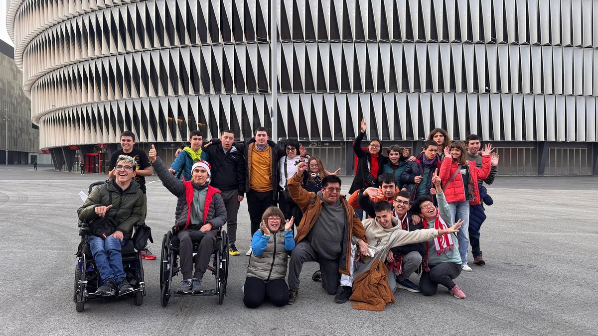 Foto de familia frente a San Mamés.