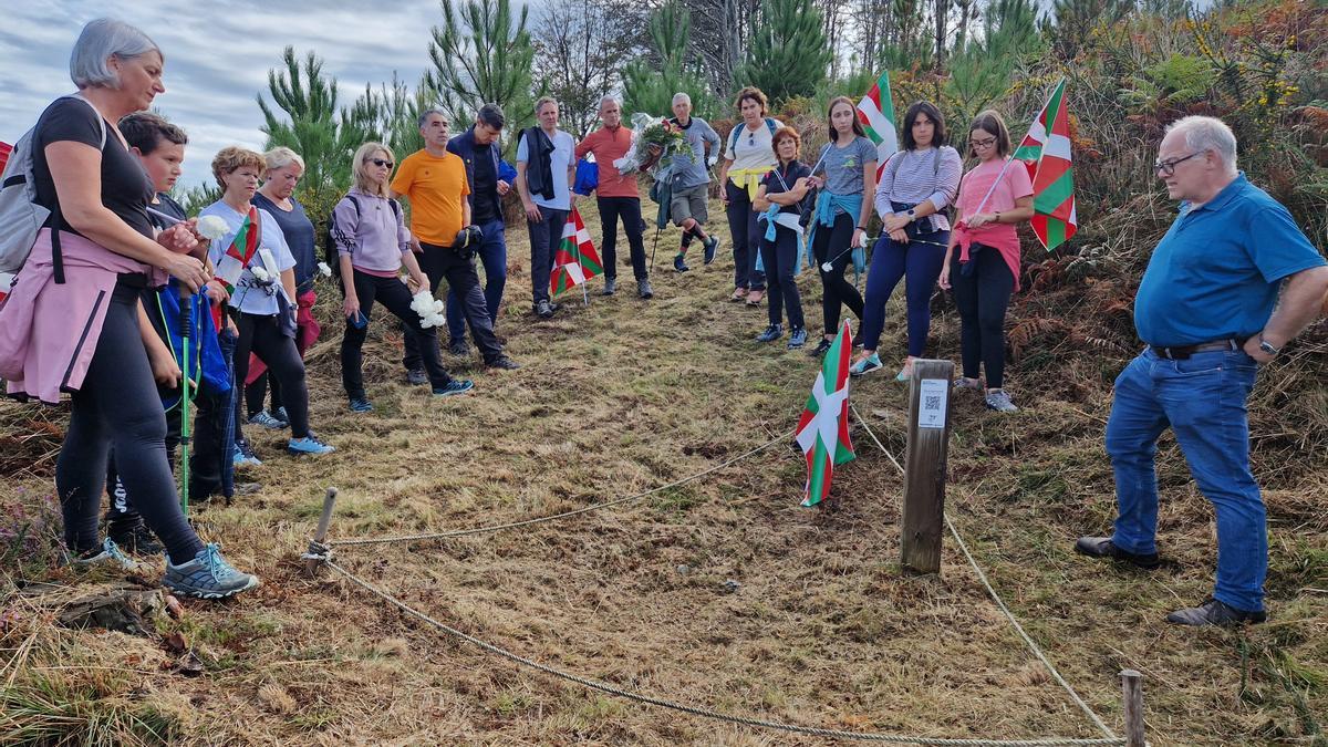 El homenaje se acompañó de una visita a las fosas comunes en las que fueron exhumados los gudaris muertos en Zirardamendi.