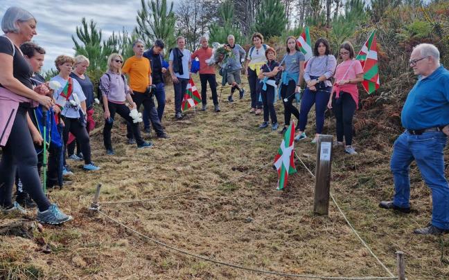 El homenaje se acompañó de una visita a las fosas comunes en las que fueron exhumados los gudaris muertos en Zirardamendi.