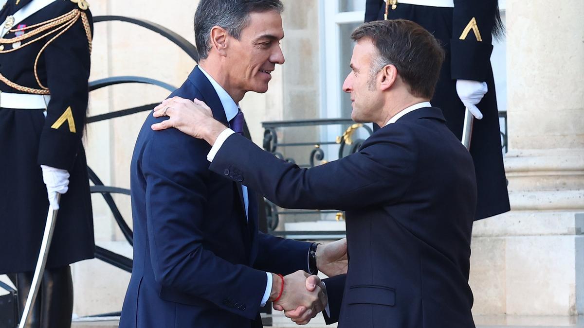 Pedro Sánchez junto a Emmanuel Macron en su llegada a la reunión de la Coalición de Voluntarios.