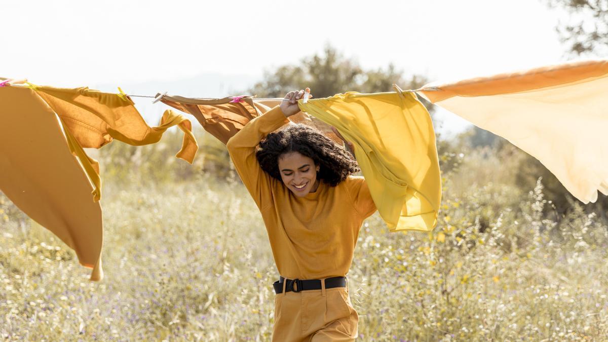 Una mujer en el campo con ropa.