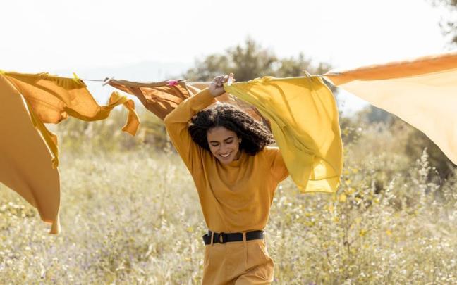 Una mujer en el campo con ropa.