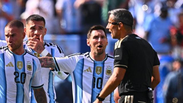 Messi, discutiendo con el árbitro.