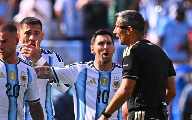 Messi, discutiendo con el árbitro.