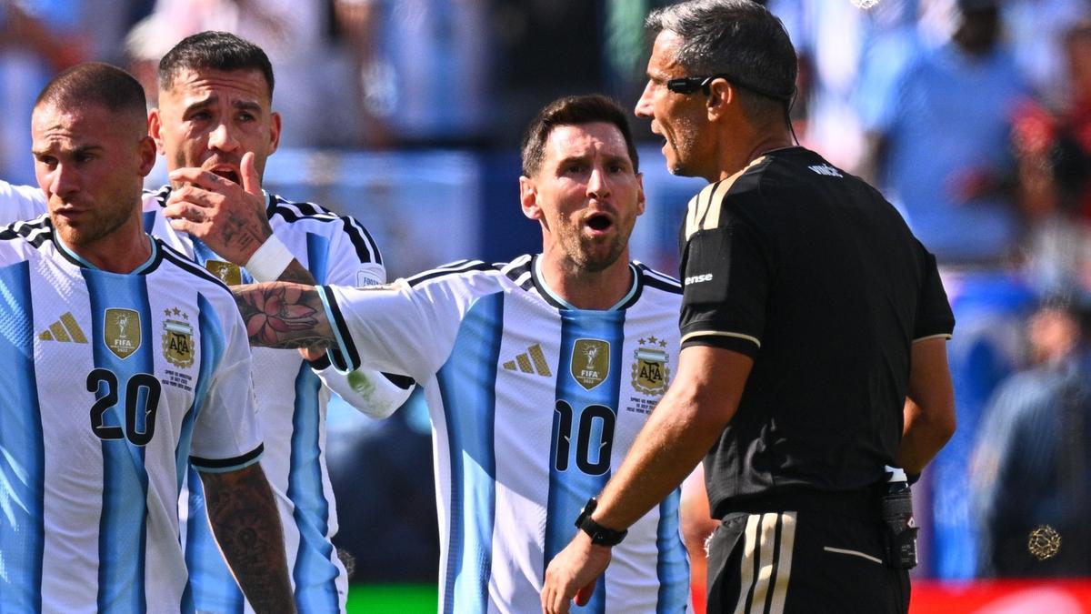 Messi, discutiendo con el árbitro.