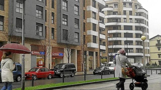 Personas paseando por la calle Zumea.