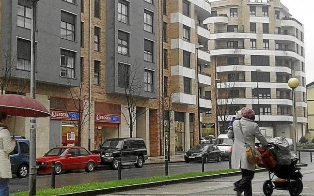 Personas paseando por la calle Zumea.