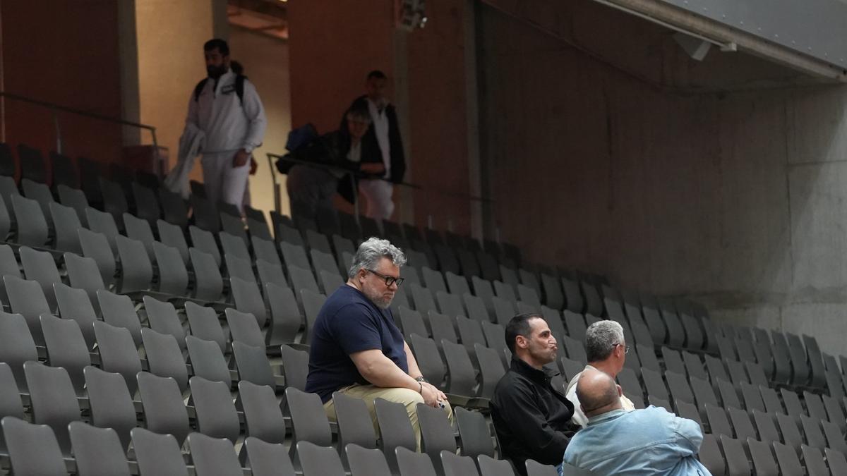 Esteban Gaubeka y Dan Necol juegan en el frontón Bizkaia de Bilbao en mitad de las movilizaciones de los palistas de Innpala.