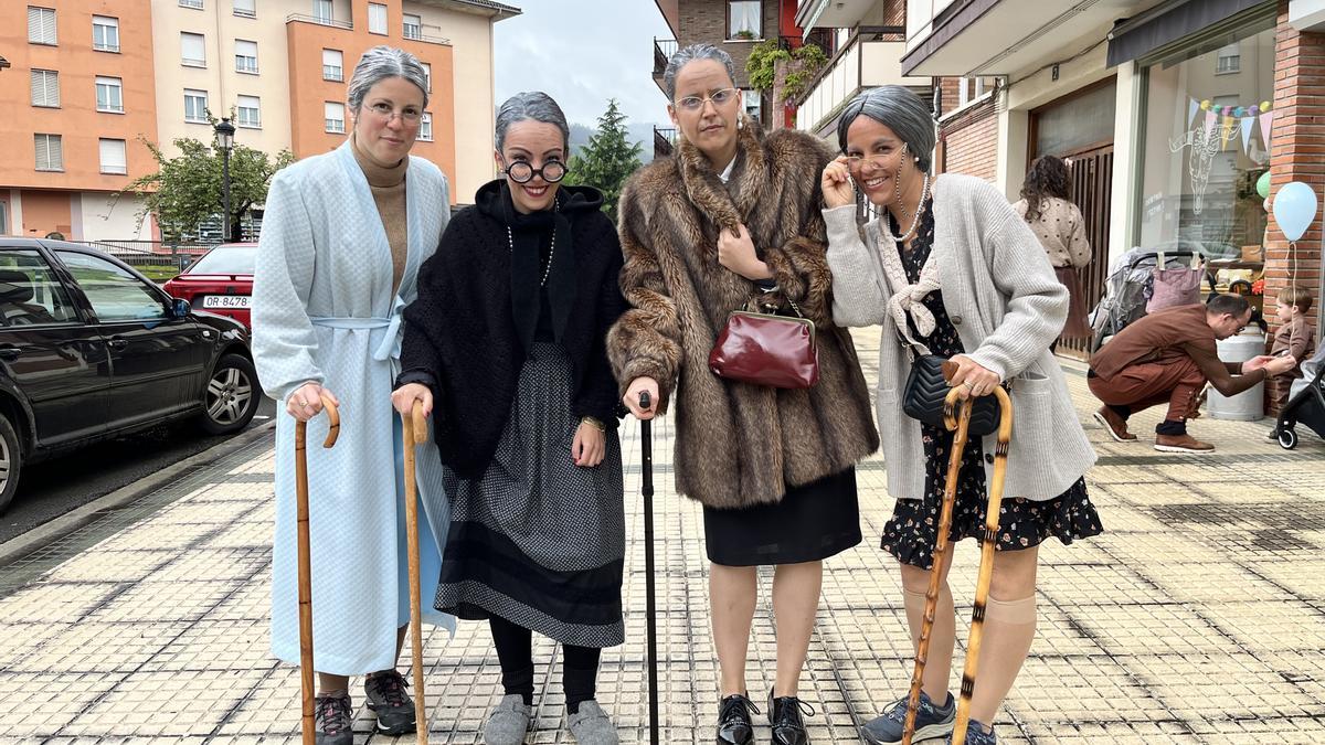 Cuatro amigas disfrazadas de ancianas en las fiestas de San Prudencio de Lazkao