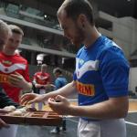 En imágenes: Artola-Mariezkurrena y Laso-Iztueta seleccionan material para el primer partido de la liguilla de semifinales del Campeonato de Parejas en el frontón Bizkaia de Bilbao.