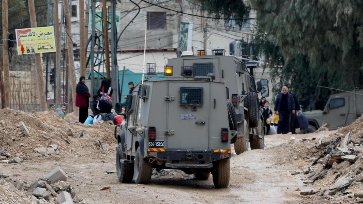 Vehículos del Ejército israelí en la ciudad palestina de Yenín, en Cisjordania.