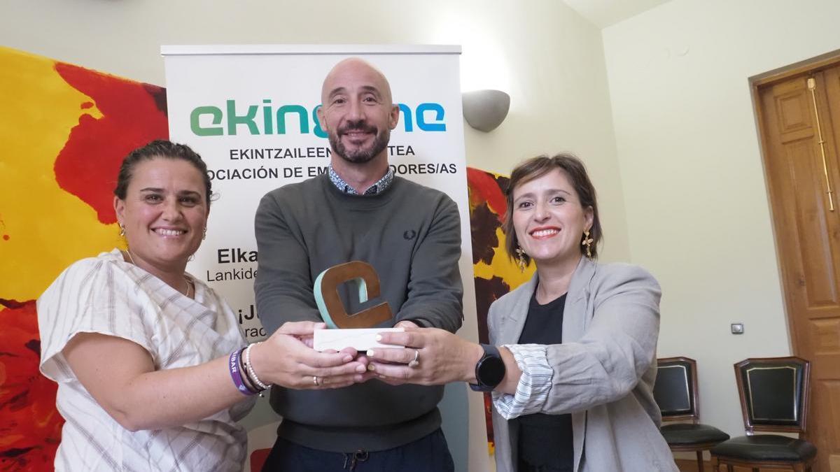 Jaione Leibar, Jon Iraola y Vanessa Horta, con el trofeo del concurso On Ekin.