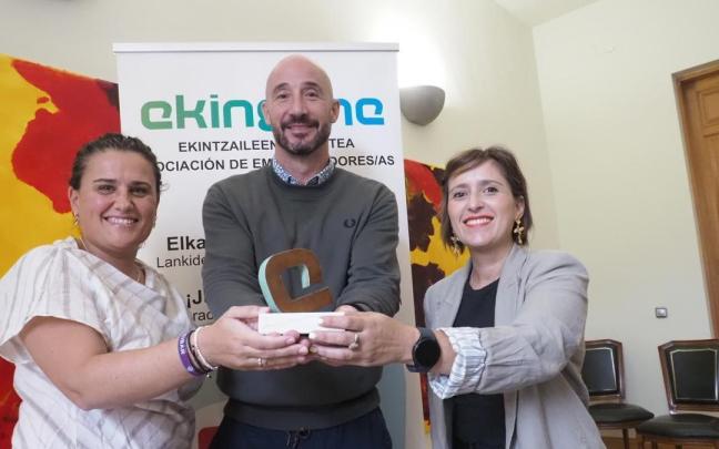 Jaione Leibar, Jon Iraola y Vanessa Horta, con el trofeo del concurso On Ekin.