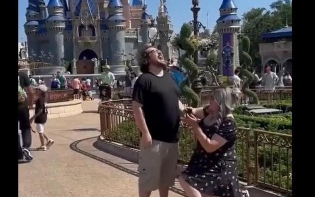 La novia, arrodillada con el anillo en Eurodisney.