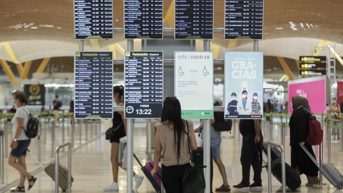 Pasajeros en el aeropuerto de Barajas