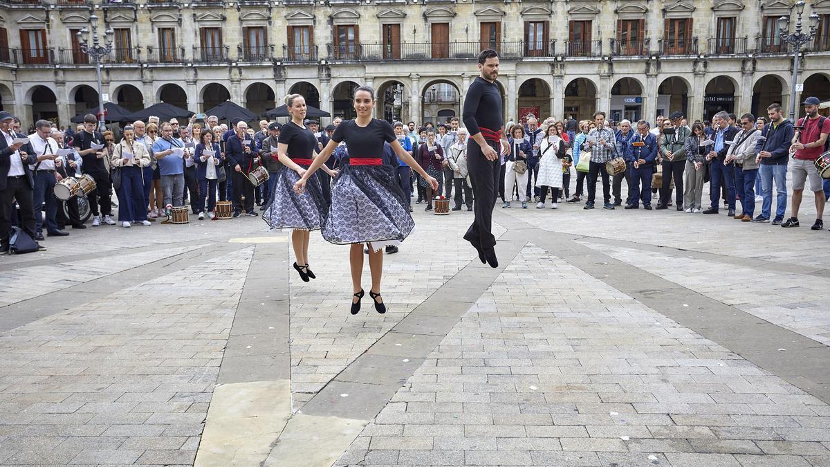 Imagen de unos dantzaris en la celebración del Día del Txistu en Vitoria