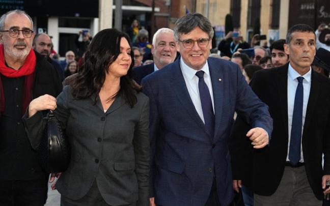 Carles Puigdemont a su llegada al Ayuntamiento de Elna. / EFE Carles Puigdemont a su llegada al Ayuntamiento de Elna.