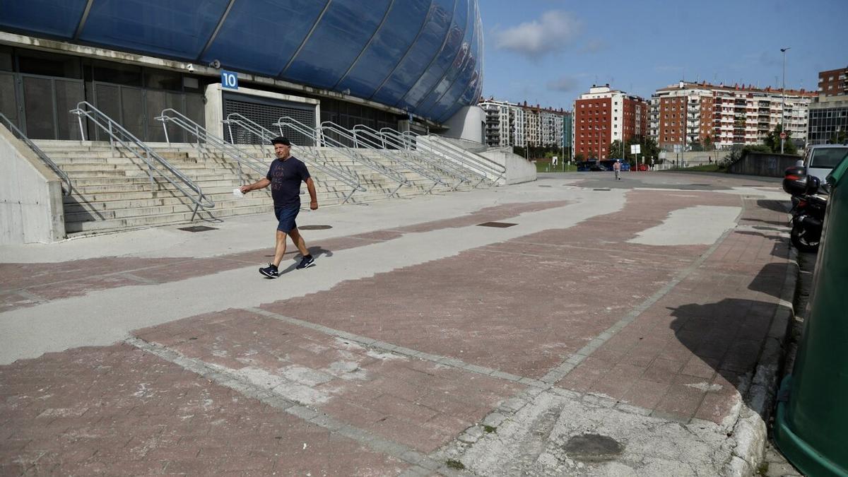 Un hombre camina por la zona del entorno de Anoeta que será arreglada en primer lugar. / JAVIER COLMENERO