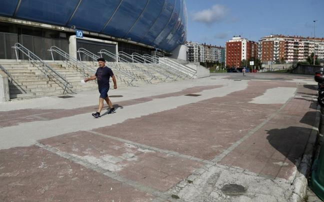 Un hombre camina por la zona del entorno de Anoeta que será arreglada en primer lugar. / JAVIER COLMENERO