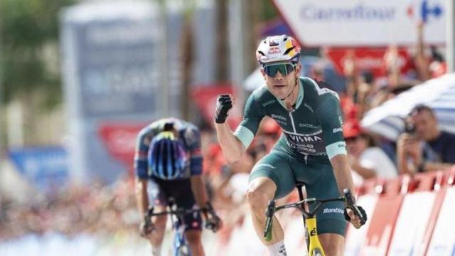 Van Aert celebra la victoria en Loja.