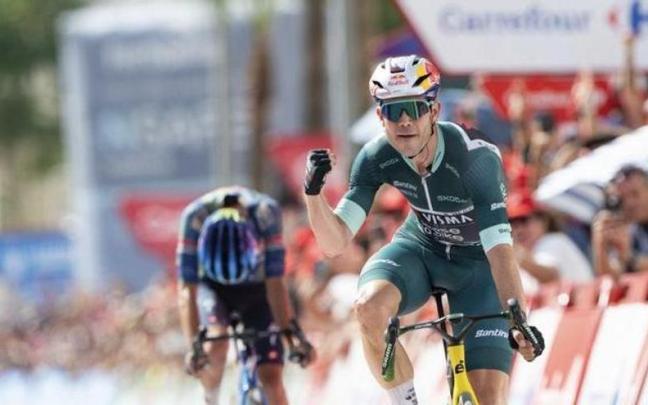 Van Aert celebra la victoria en Loja.