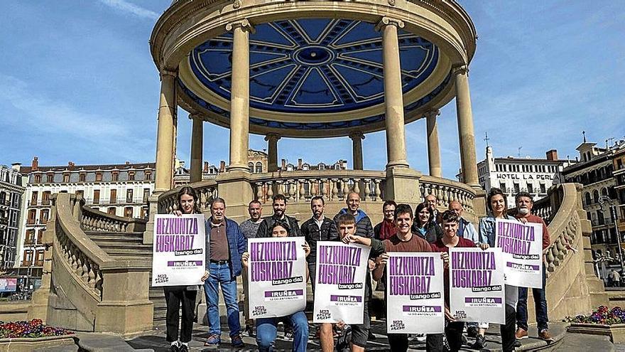 Representantes de Gazte Euskaltzaleen Sarea en la Plaza del Castillo.